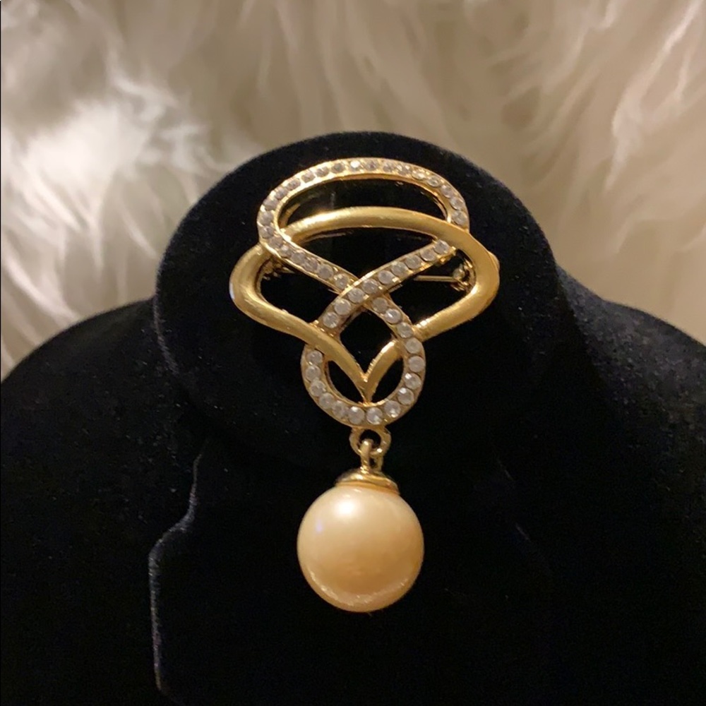 Brooch gold and diamond with faux pearl pendant